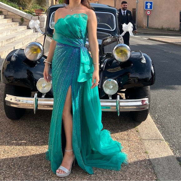 Maxi dress beautiful dress fit size 2-4 and 6 only worn 3 hours - Picture 4 of 5